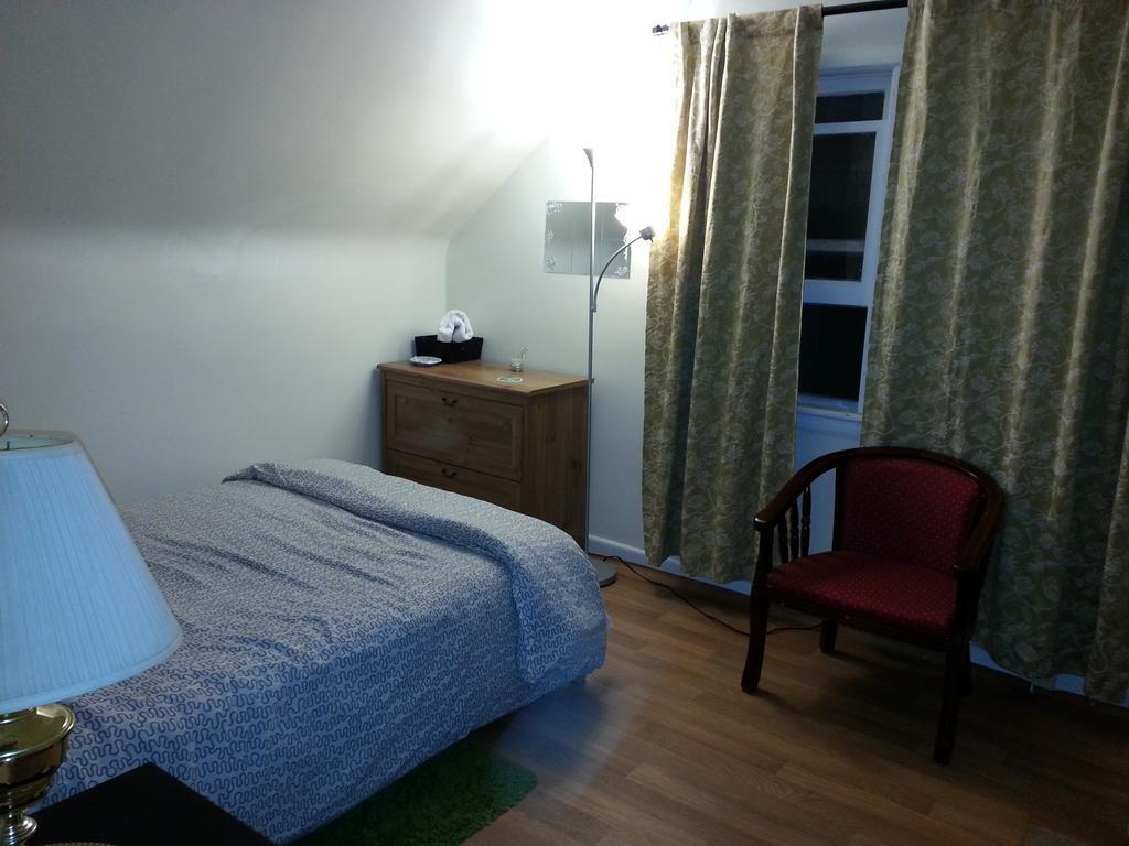Hamilton West Lodge Room photo